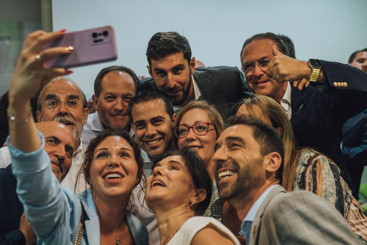 Miembros de Vox se hacen un selfie por la noche tras el cierre de campaña electoral.