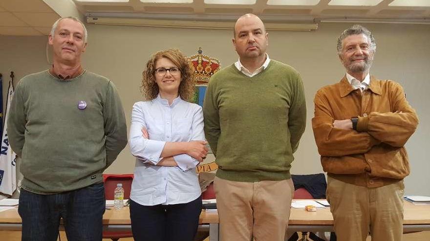 Por la izquierda, Óscar Fernández (Podemos), Ana Isabel Fernández (PP), Nacho Blanco (IU) e Ignacio García Palacios (PSOE), ayer, en el Espacio Cultural El Liceo de Navia.