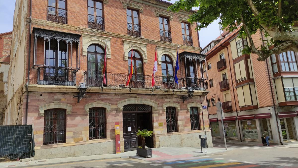 Ayuntamiento de la Plaza del Grano de Benavente. / E. P.