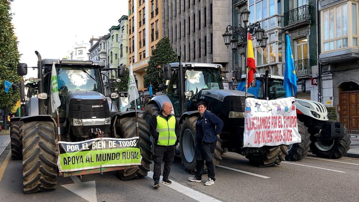 Tractores aparcados en Oviedo