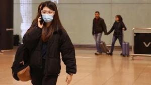 Una pasajera procedente de Milán, a su llegada al aeropuerto de Barcelona, este jueves.