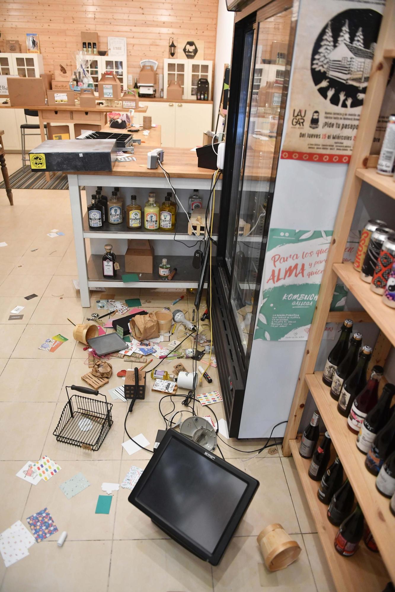 Los ladrones rompen el cristal de una tienda ‘gourmet’ del Orzán y se llevan cien euros