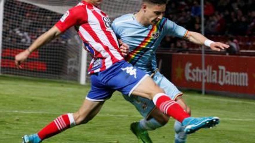 Àlex Moreno, amb el Rayo Vallecano en un partit a Montilivi de la temporada 2016/2017.