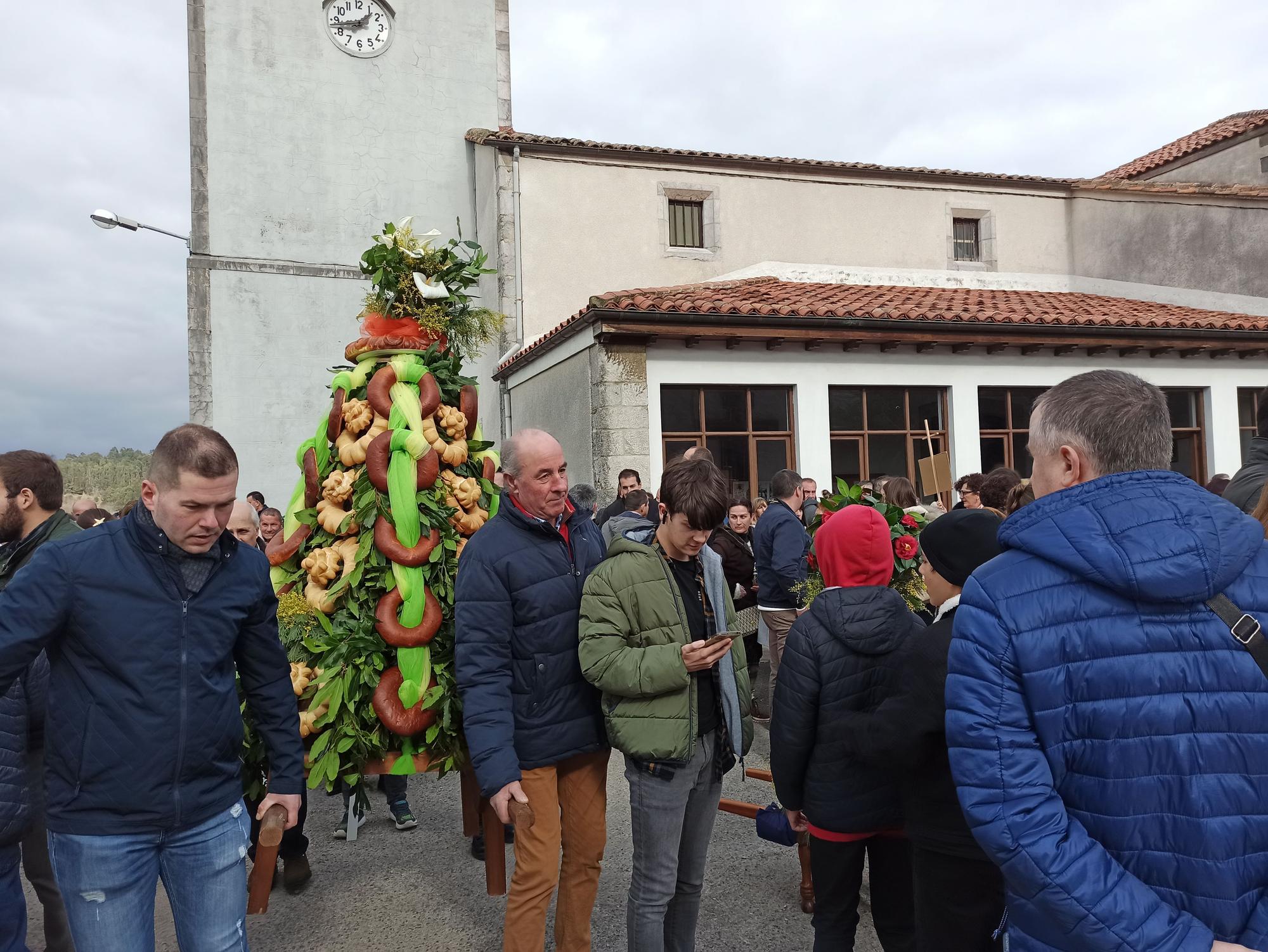 En Posada de Llanes, los panes del ramu vuelan por La Candelaria: "Hay que andar rápido"