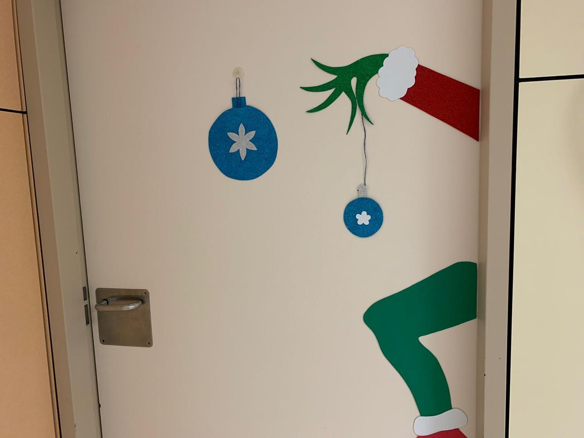 El Grinch asoma por la puerta de una habitación