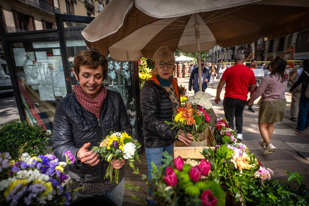 barcelona 07/05/2025 Barcelona ImÃ¡genes de paradas de floristas de la Rambla. El ayuntamiento ha encargado los nuevos quioscos que se instalaran cuando se acaben las obras. Carolina Palles (d) con su hermana AUTOR: JORDI OTIX