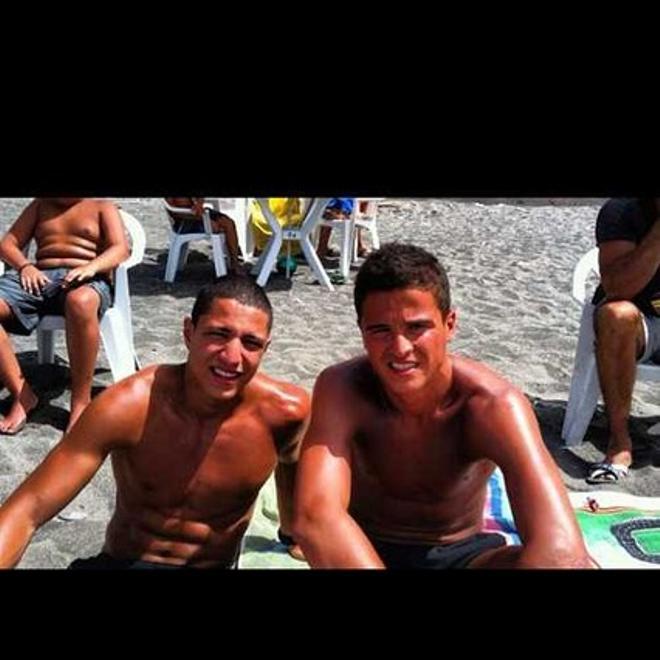 Afellay disfrutando de la playa más que nunca, junto a un aficionado