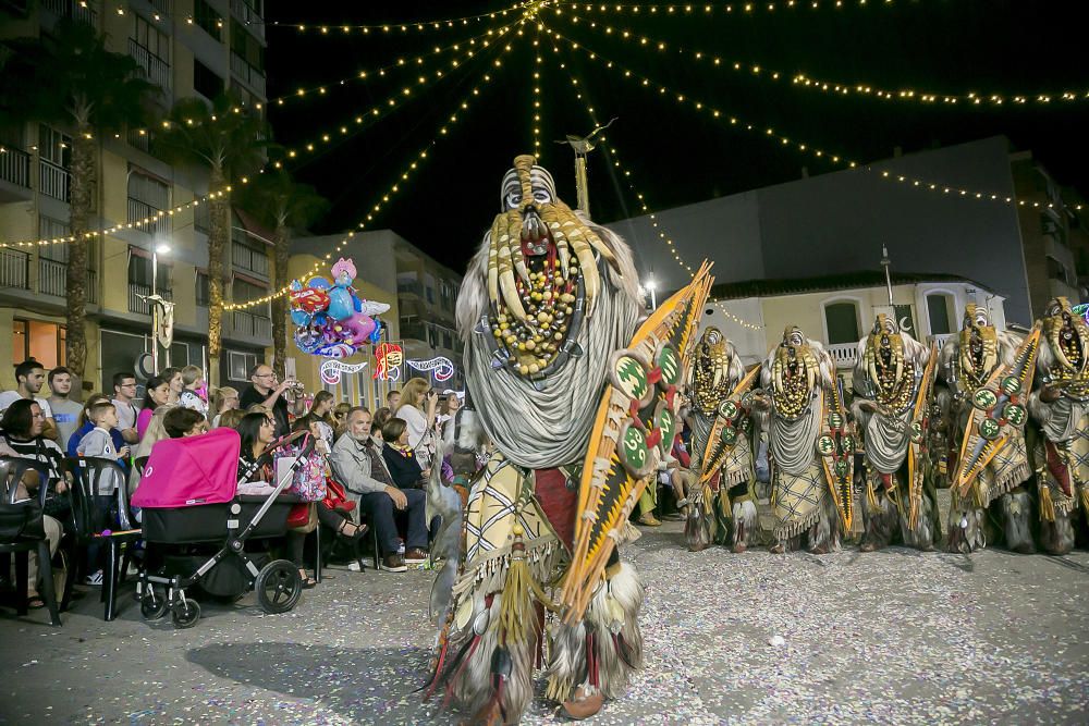 Distintos momentos de la Entrada mora que las tropas de la media luna protagonizaron ayer por las calles de Callosa d´en Sarrià.