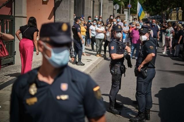 Concentración y ambiente exterior al pleno de la moción de censura en Santa Cruz Jose Manuel Bermudez Baston Patricia Hernandez   | 13/07/2020 | Fotógrafo: Andrés Gutiérrez Taberne