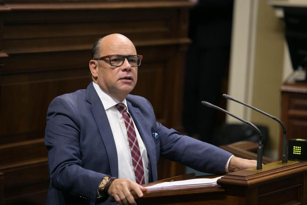 Pleno en el Parlamento de Canarias