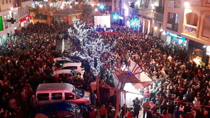 El sorteo de un coche congrega en la calle Real a unas 6.000 personas
