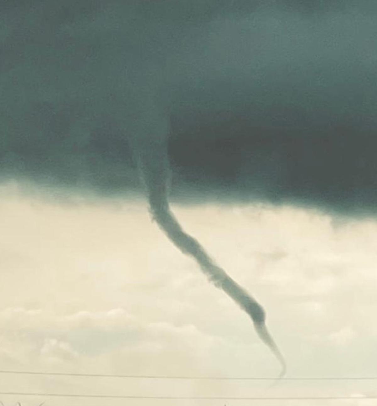 Les imatges d'una tuba o tornado que s'ha fotografiat a Cassà de la Selva
