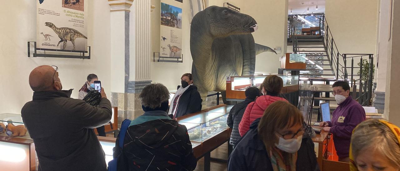 Afluencia de visitantes en el museo de dinosaurios de Morella.
