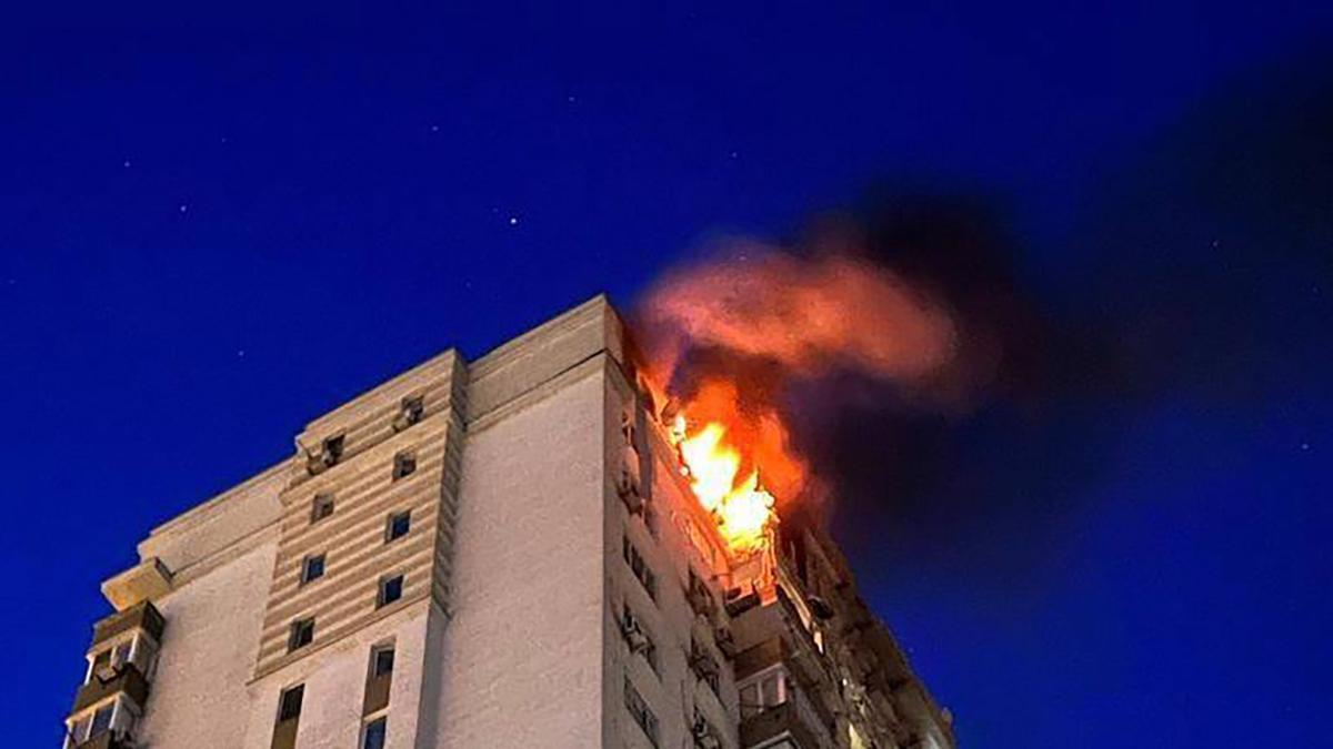 Un edificio en llamas tras un ataque ruso en Kiev.