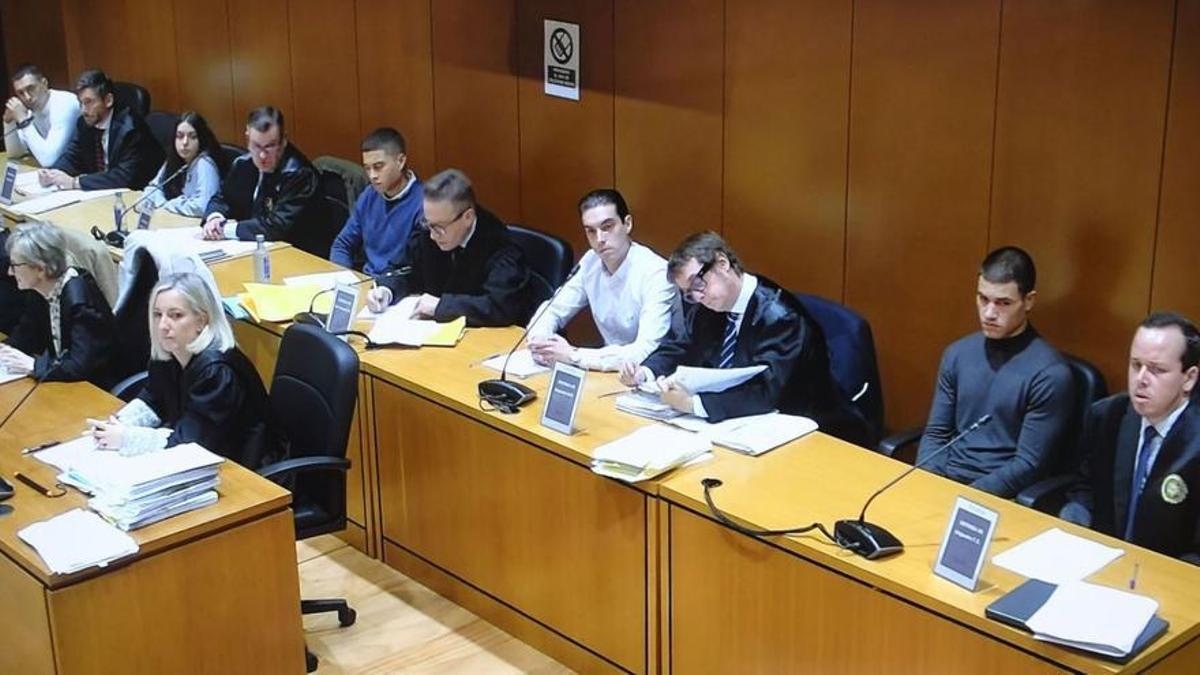 Los cinco acusados, con sus defensas, durante una de las jornadas del juicio.