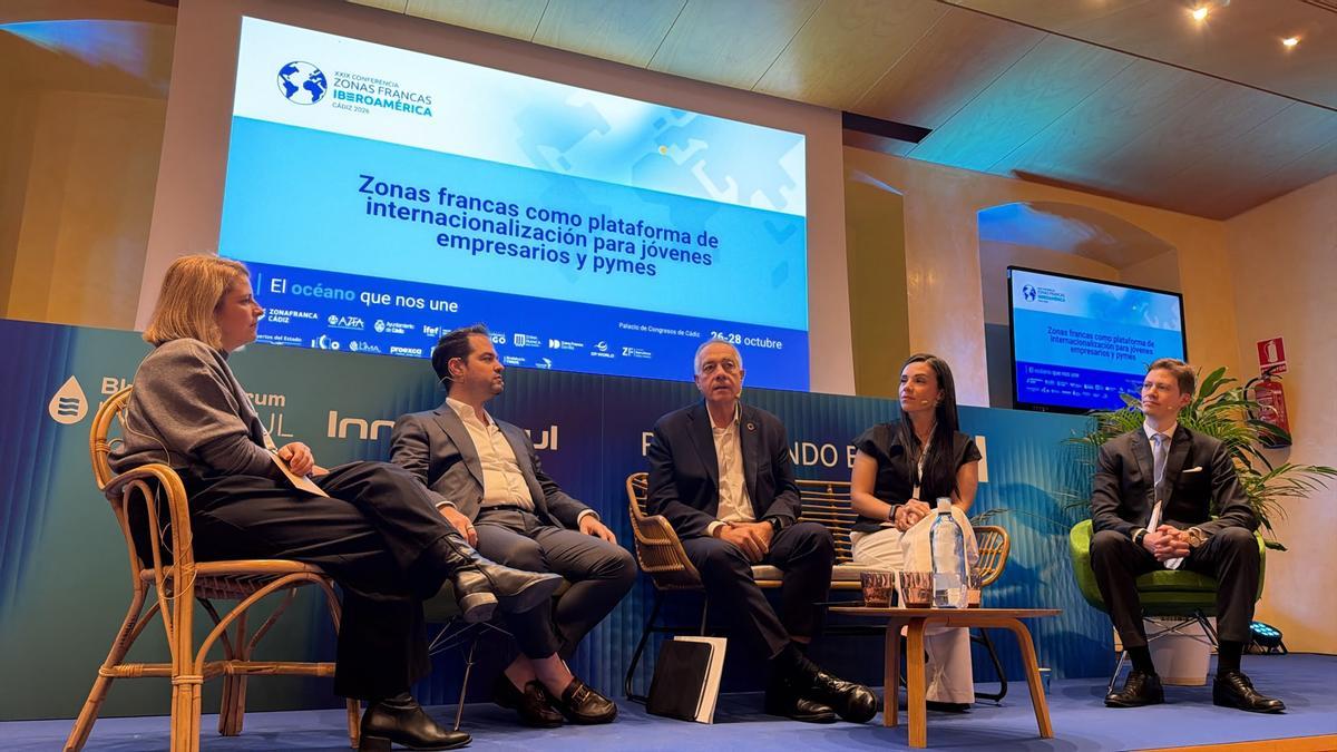 Mesa redonda 'Zonas Francas como plataforma de internacionalización para jóvenes empresarios y pymes', con la participación de Pere Navarro.