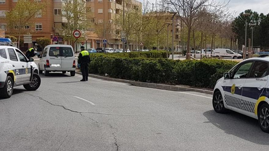 Los agentes realizando un control en Elda