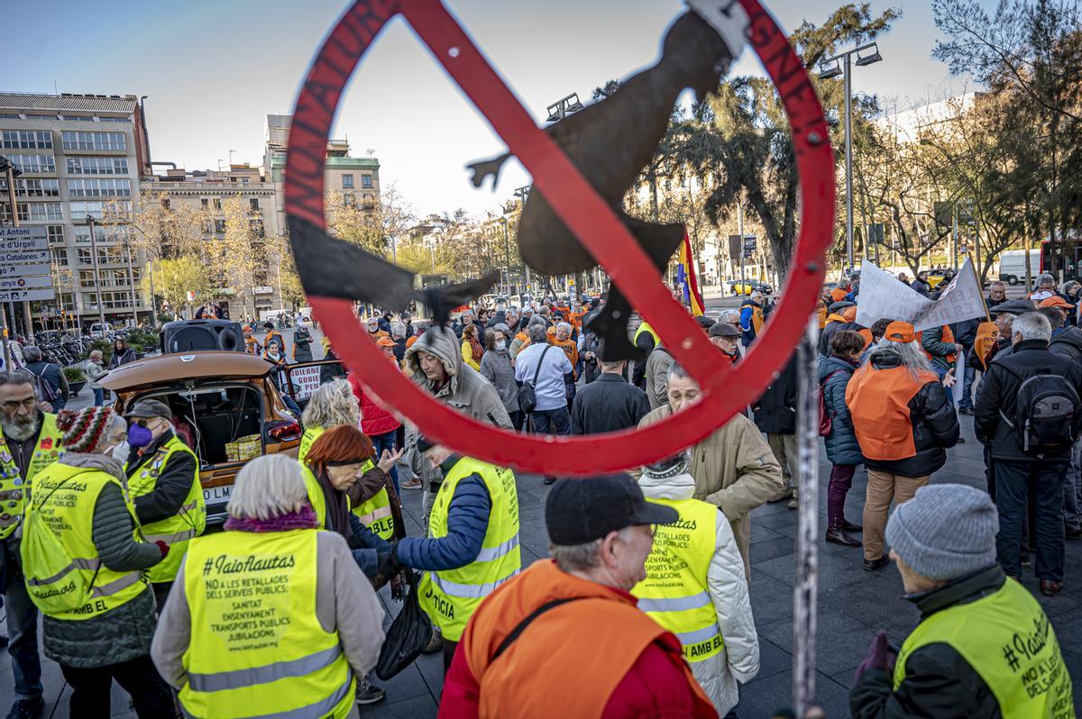 La Coordinadora de pensionistas se manifiesta por el centro de Barcelona