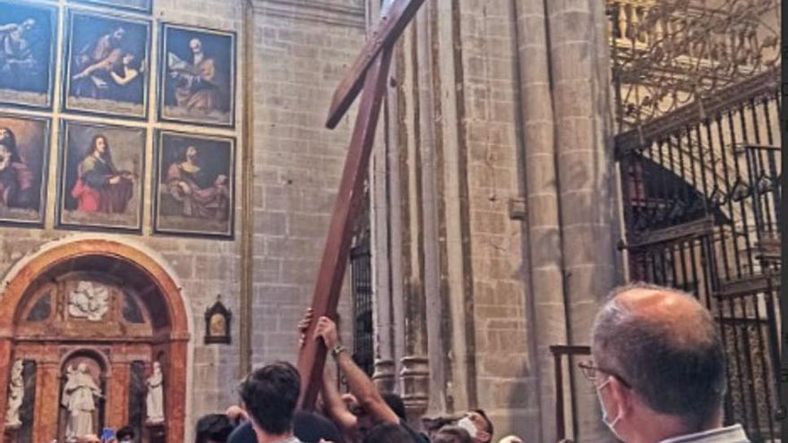 Colocación de la Cruz en la seo, frente al altar. | Obispado