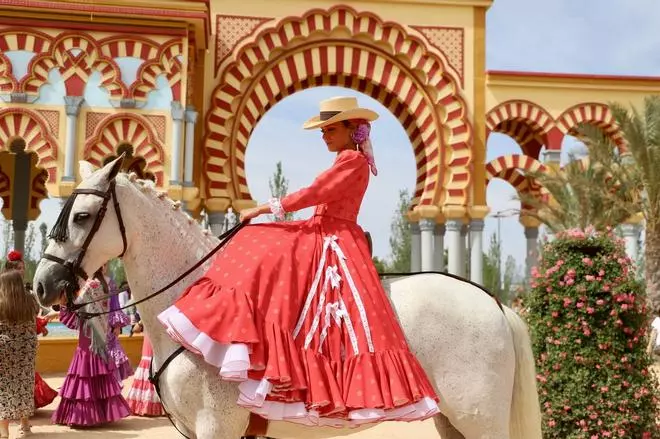 Caballistas y enganches se lucen el jueves de Feria