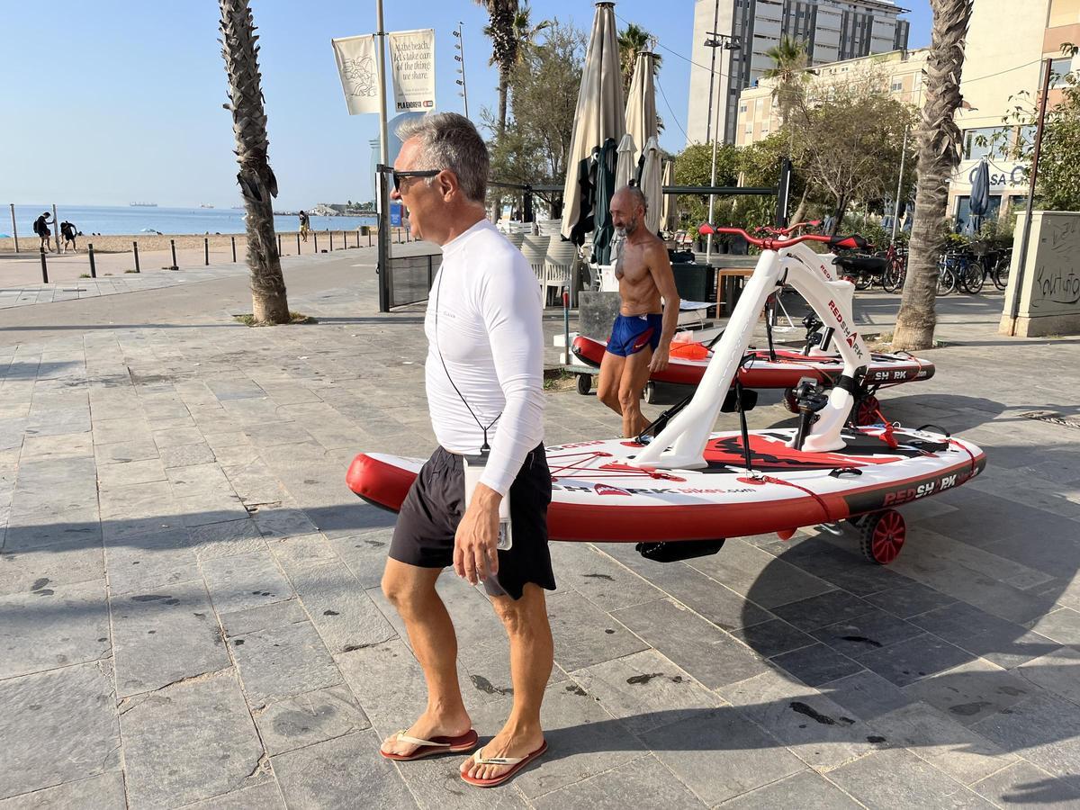 Bikesurf, las nuevas bicis acuáticas  surfean en la playa de la Barceloneta