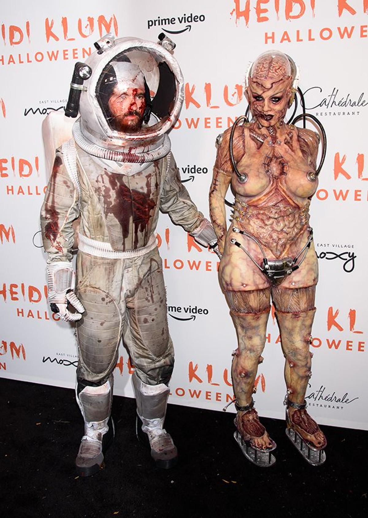 Heidi Klum con su marido posando en Halloween