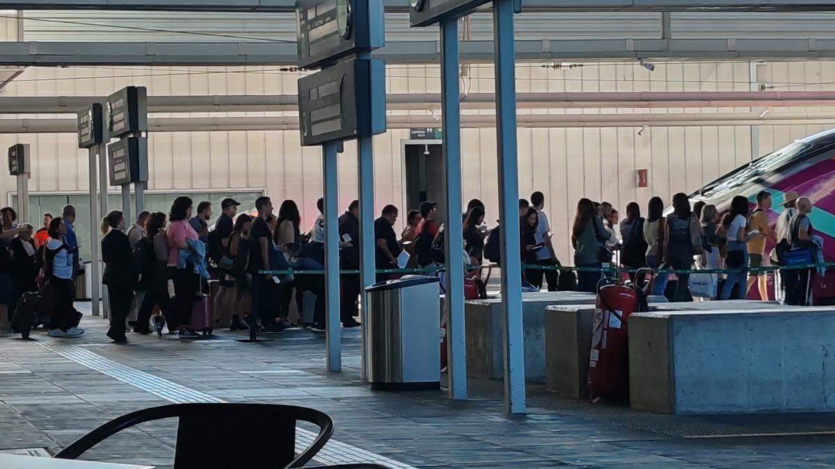 Colas para embarcar esta mañana en uno de los trenes de alta velocidad con destino Madrid