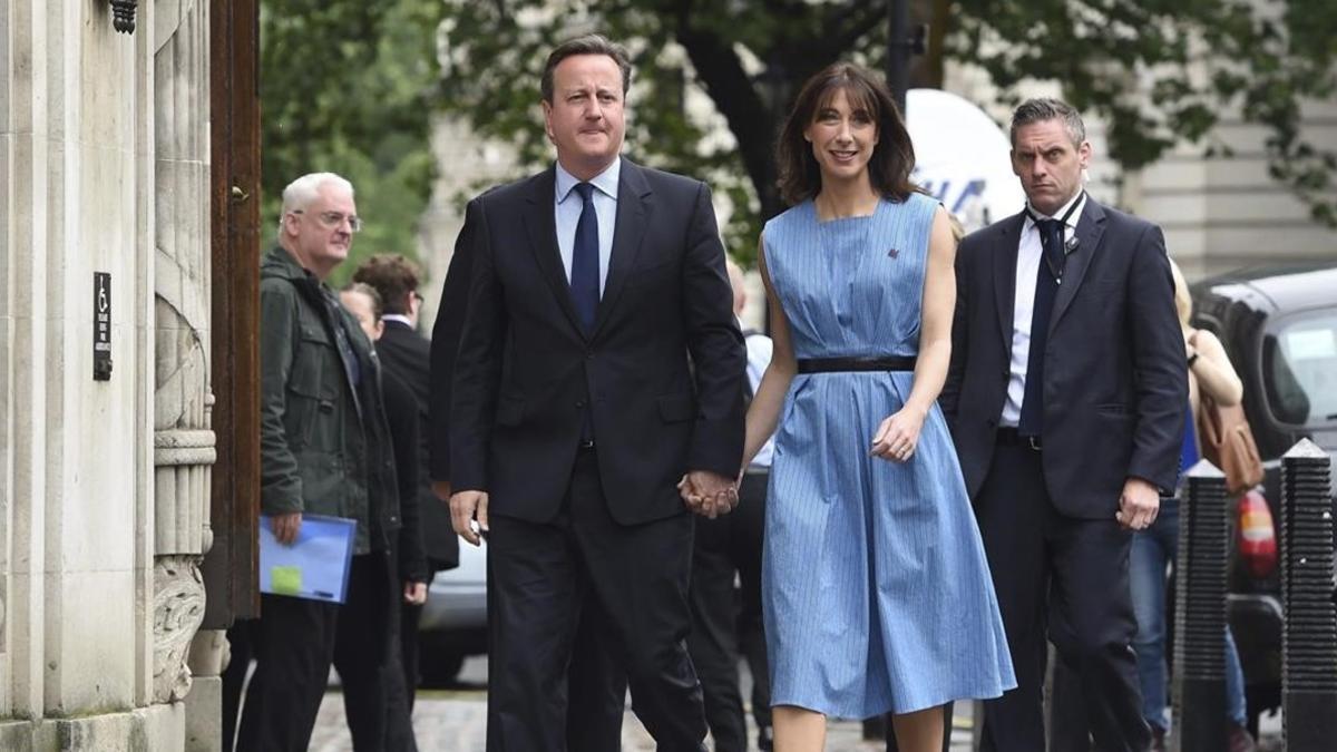 Cameron y su esposa, Samantha, llegan a un colegio electoral cercano a su residencia oficial, en el número 10 de Downing Street, esta mañana, en Londres.