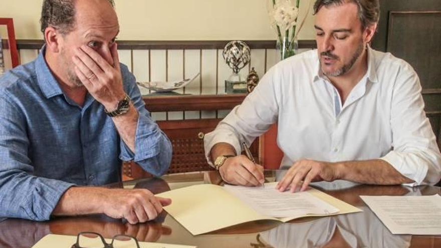 Instante de la firma del acuerdo de gobernabilidad entre el alcalde, Emilio Bascuñana y C&#039;s.