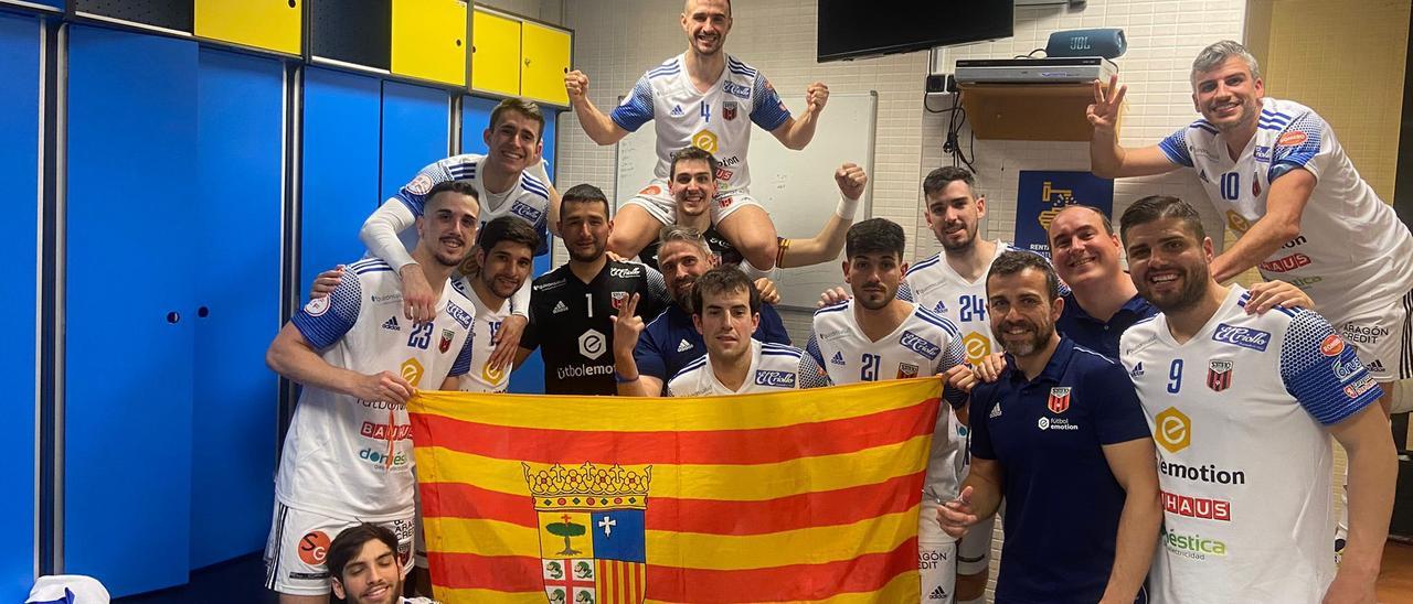 Los jugadores del Fútbol Emotion, con una bandera de Aragón, celebrando el triunfo en el Palau.
