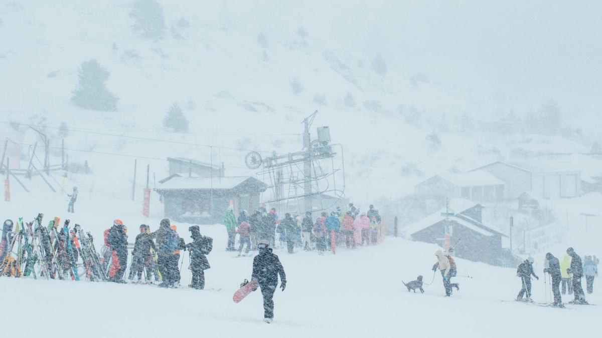 Ventisca en la estación de Candanchú, este sábado.