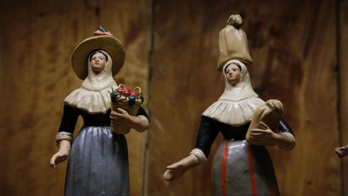 Bäuerinnen-Figuren aus einer Privatsammlung, die noch nie öffentlich ausgestellt waren.