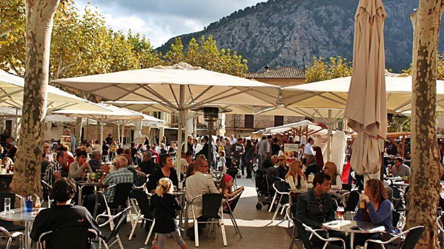 Imagen de las terrazas de la plaza Major de Pollença.