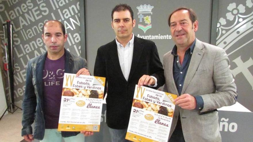 Por la izquierda, el edil Javier Martínez; el concejal de Turismo, Manuel Amalio Martín Tornero, y el presidente de la Asociación Llanisca de Restaurantes, Javier Garaña, durante la presentación de las jornadas.