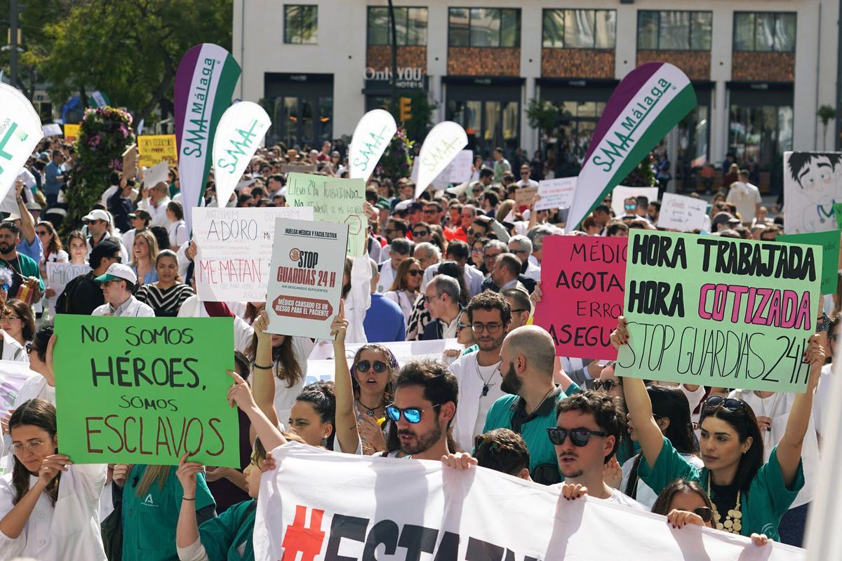Manifestación convocada por el Sindicato Médico Andaluz con motivo de la tercera jornada consecutiva de huelga contra el estatuto marco aprobado por el Ministerio de Sanidad.