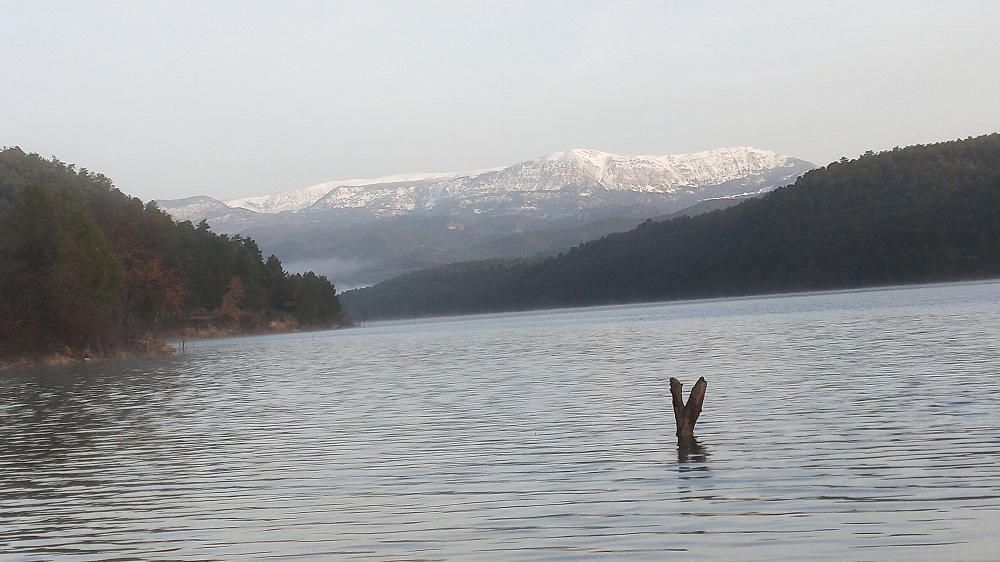 Neu del Port del Comte i aigua del pantà de Sant Ponç.