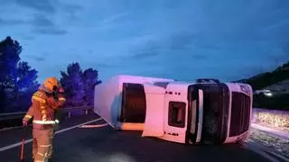La AP-7 continúa cortada en l'Hospitalet de l'Infant en sentido norte por un camión volcado por la ventada