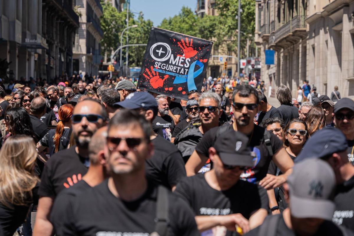 Trabajadores de prisiones se manifiestan en Barcelona para tener mayor seguridad.