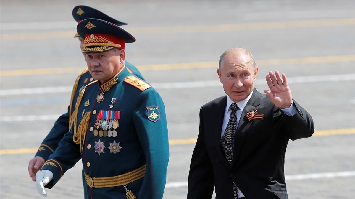 Putin y el ministro de Defensa, Serguéi Shoigu, abandonan la plaza Roja tras el desfile.