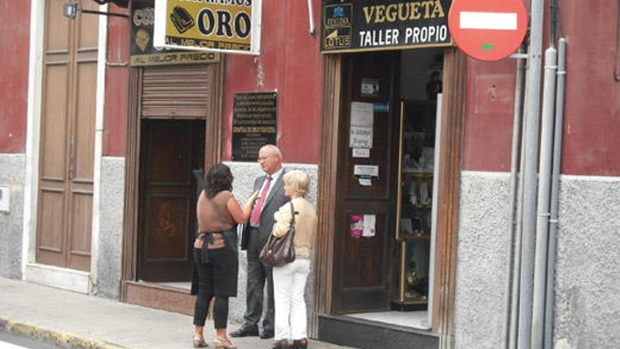 Fachada del negocio que fue asaltado por los ladrones el jueves. i  M. Á. M.