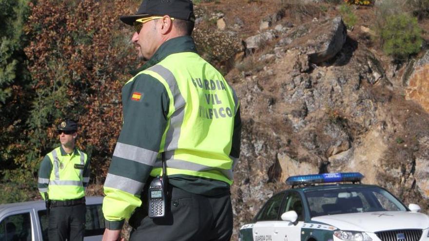 Agentes de la Guardia Civil de Tráfico durante un operativo de control de velocidad y alcohol.