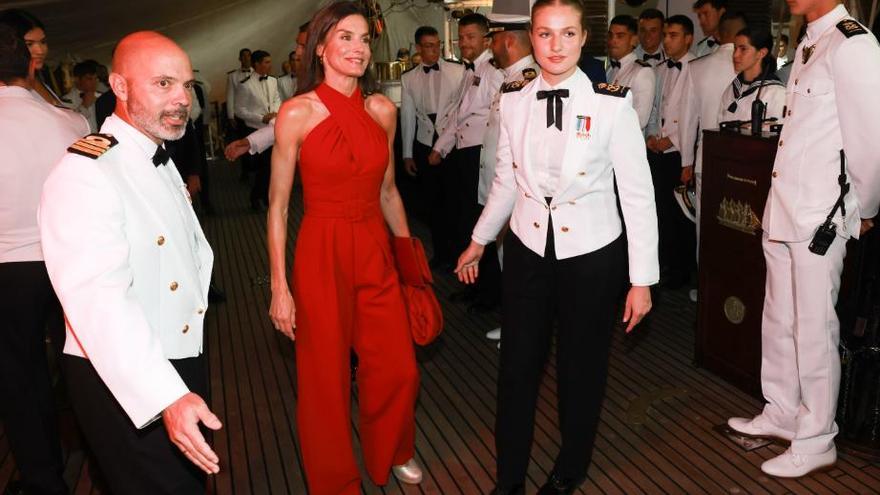 La Reina Letizia y la princesa Leonor celebran el Día de la Madre con una cena de gala a bordo de Elcano