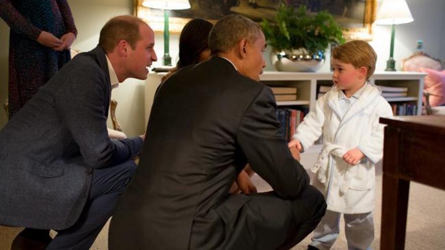 El pequeño príncipe George recibe a los Obama en pijama