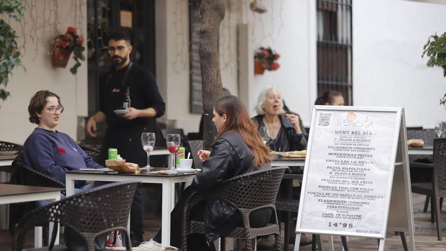 Camareros, mozos, operarios, cocineros y dependientes, entre