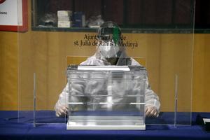 Simulacro de votación en una mesa electoral de Sant Julià de Ramis.