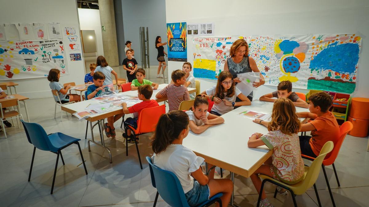 Los niños participan en uno de los talleres organizados por el Meiac.