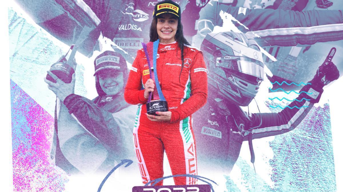 Marta García, con el trofeo de campeona de la F1 Academy tras ganar en Austin