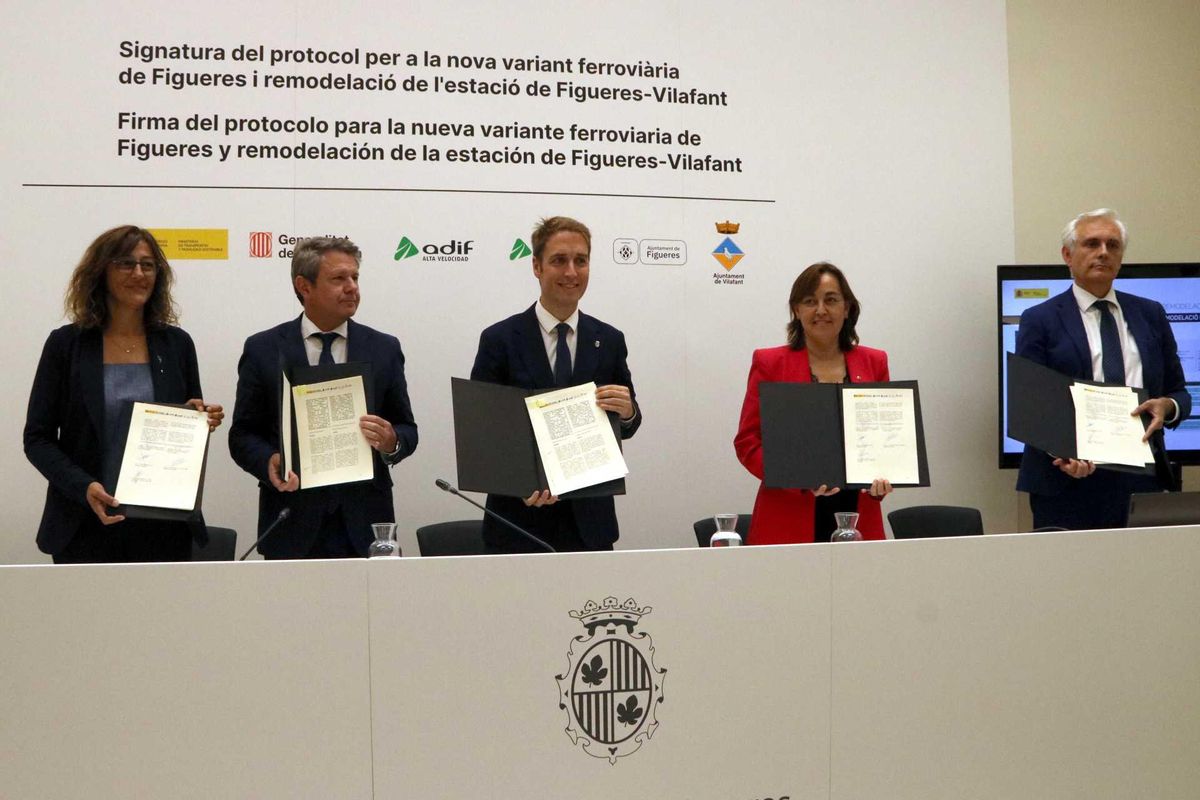 Els representants de l'Estat, la Generalitat, i els Ajuntaments de Figueres i Vilafant durant la signatura del protocol per impulsar la variant ferroviària i l'estació intermodal de Figueres-Vilafant.