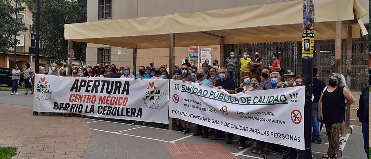 La protesta se celebró en la plaza situada frente al centro de salud de Quart. | L-EMV