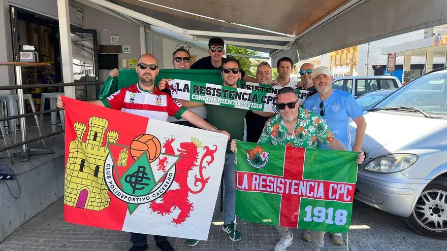 Vídeo | Los aficionados del Cacereño animan al equipo antes de comenzar el partido